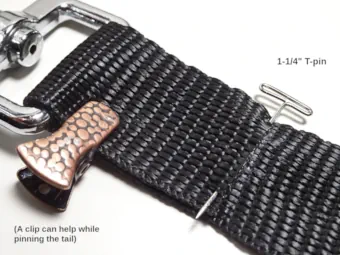 1-inch leash's snap-end pinned.